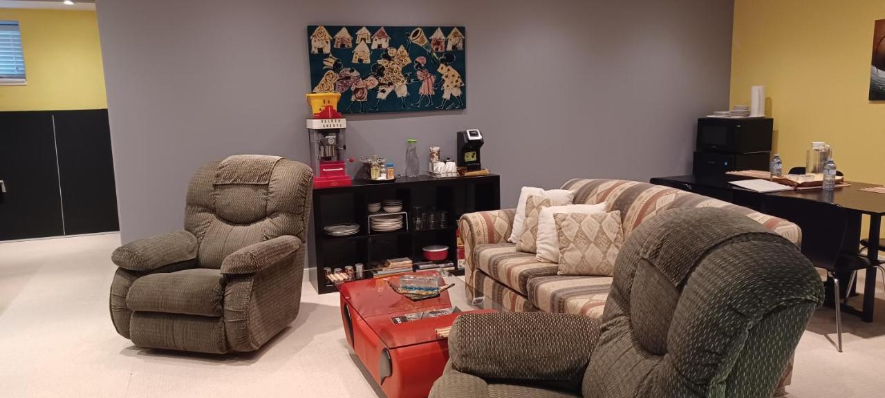 680 Sq Ft Private Space With Ensuite Bathroom YYC 외부 사진